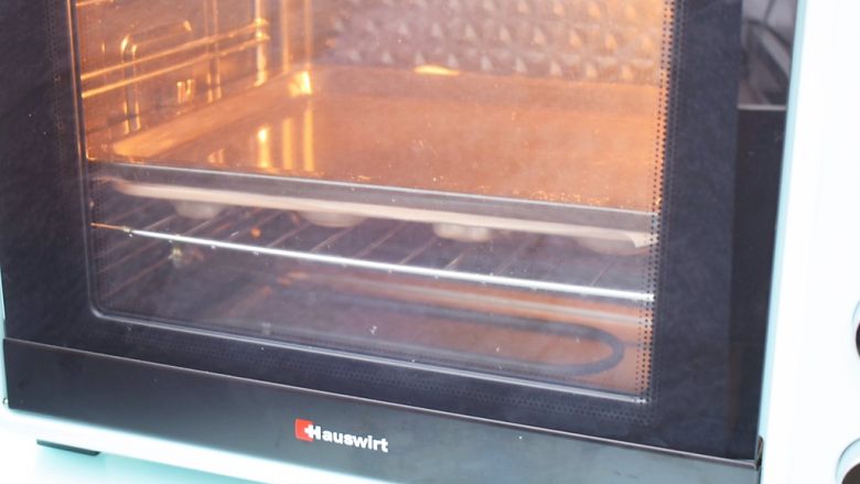 童趣小面包,放入预热好的烤箱，上下火150度，中层15分钟