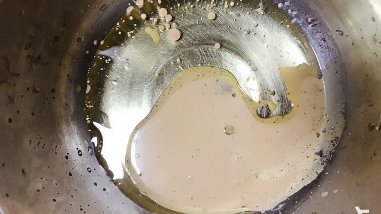 纯享红茶奶油蛋糕,红茶牛奶与油混合，这一步要多搅一下，有茶渣不容易乳化