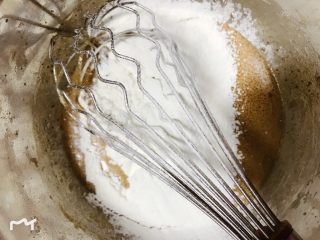 纯享红茶奶油蛋糕,筛入低粉，切拌均匀