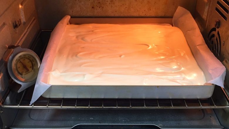 桑椹蛋糕卷,烤箱已经预热好，金盘送入烤箱，150度烤制20分钟。