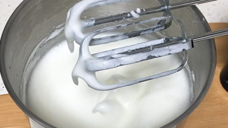 桑椹蛋糕卷,打蛋器高速搅打50圈，蛋白有下垂的弯钩，颜色变白，加入15克细砂糖。