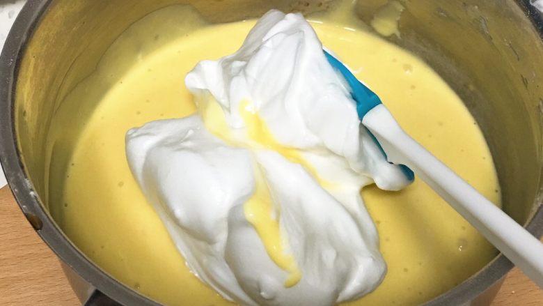 桑椹蛋糕卷,取三分之一的蛋白进蛋黄糊中。