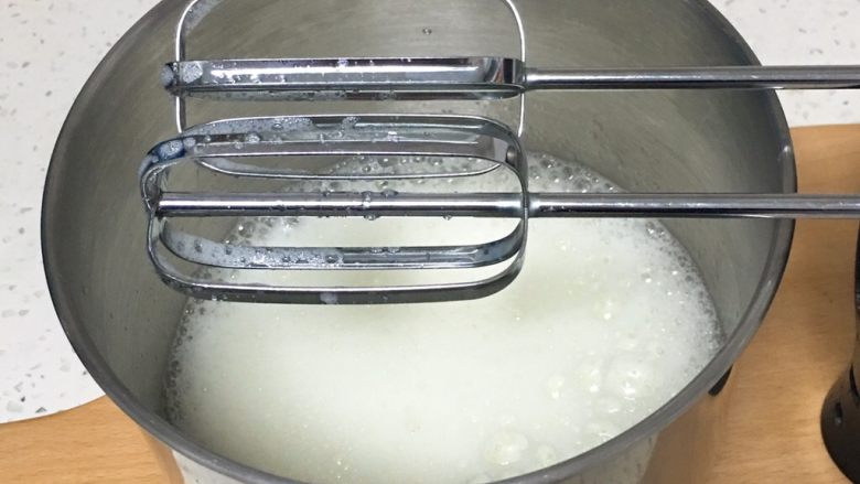 桑椹蛋糕卷,用打蛋器高速搅打30圈，蛋白蓬发变成有大量的泡泡，加入30克细砂糖。