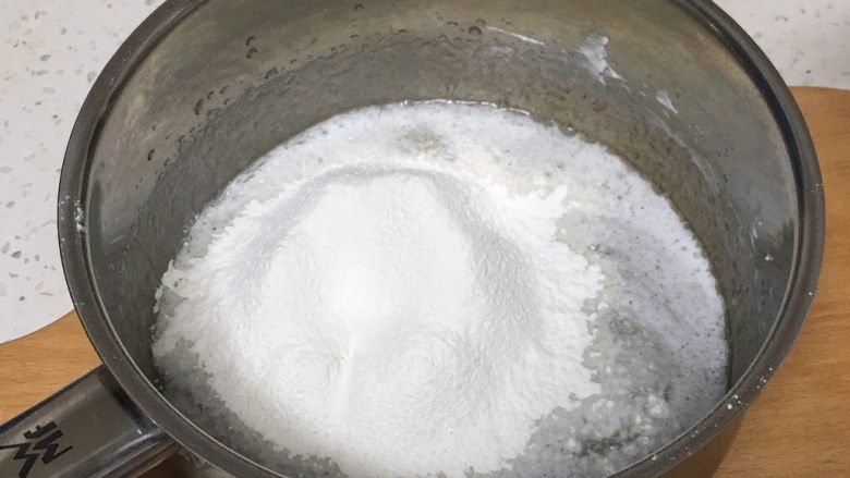 桑椹蛋糕卷,过筛低筋粉，也用打蛋器搅拌。