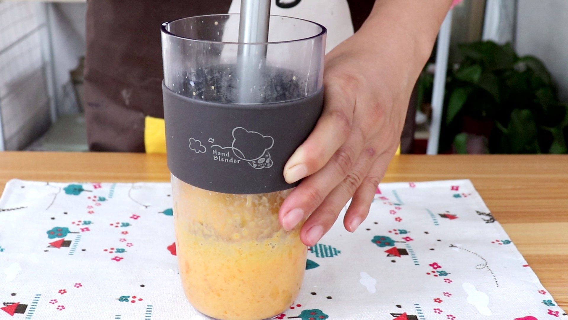 奶香南瓜紫薯泥,料理棒搅打成细腻的泥状</p>
<p>tips：如果有宝宝辅食机，可以用辅食机搅打