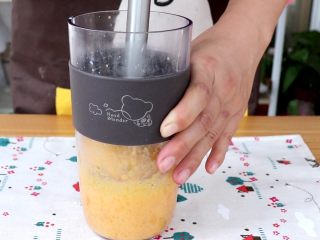 奶香南瓜紫薯泥,料理棒搅打成细腻的泥状
tips：如果有宝宝辅食机，可以用辅食机搅打