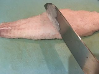 日式炸鱼饼,再以刀垂直鱼肉同方向刮下肉糜