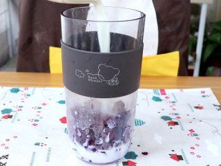 奶香南瓜紫薯泥,同理，将蒸熟的紫薯倒入料理杯中，加100ml配方奶
tips：配方奶也可以用等量的温水代替