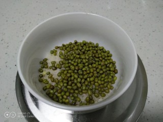绿豆蒸饭+花生蒸饭,称好大米、绿豆，如果喜欢比较软糯的绿豆，绿豆可以提前用清水泡3个小时。