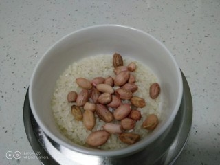 绿豆蒸饭+花生蒸饭,称好大米、花生。