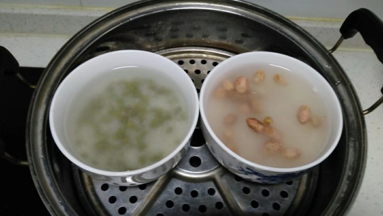 绿豆蒸饭+花生蒸饭,水开后，放入蒸锅。