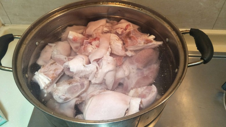十全大补汤——黄豆猪脚蹄髈汤,放入锅中冷水大火煮开一分钟，出水把上面的脏东西洗掉再换个砂锅🍲