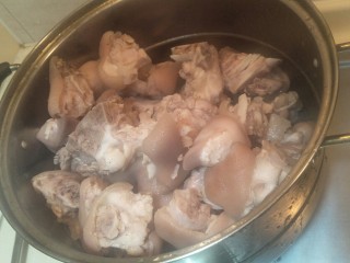 十全大补汤——黄豆猪脚蹄髈汤,出水把上面出来的脏东西洗干净，再换个砂锅🍲