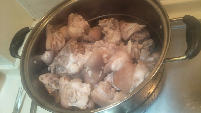 十全大补汤——黄豆猪脚蹄髈汤,出水把上面出来的脏东西洗干净，再换个砂锅🍲