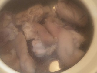 十全大补汤——黄豆猪脚蹄髈汤,把洗干净的肉放入砂锅放入冷水到砂锅口5cm的位置