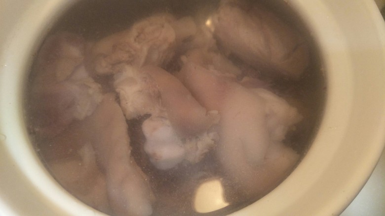 十全大补汤——黄豆猪脚蹄髈汤,把洗干净的肉放入砂锅放入冷水到砂锅口5cm的位置