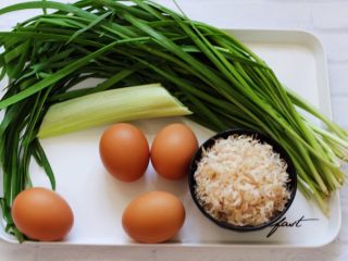 百吃不厌的韭菜盒子,把韭菜摘洗干净，准备好鸡蛋和淡干虾皮。