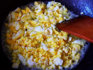 百吃不厌的韭菜盒子,锅烧热后，加入花生油烧至6成热时，把鸡蛋直接打散在锅中，用铲子来翻炒鸡蛋，（直接打散在锅中的鸡蛋，口感爽滑细腻又鲜嫩，大家可以试试哈）