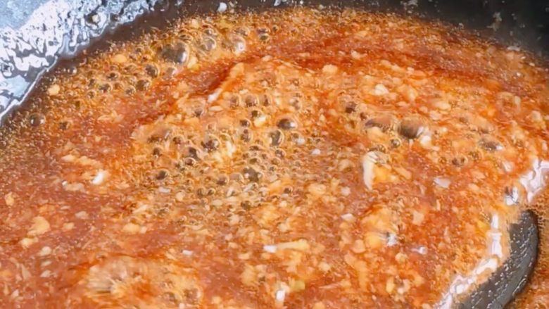 鱼香茄子,另起锅，倒入调好的鱼香汁，熬至汤汁浓稠即可