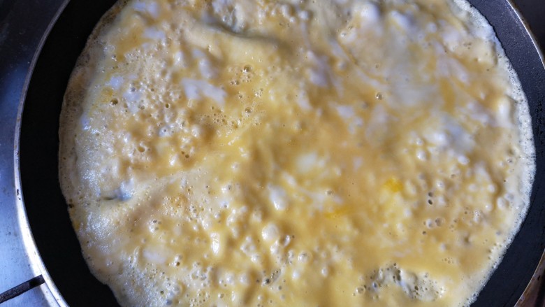 五彩豆皮卷——解年腻必备,平底锅中刷一层薄油，倒入打散的蛋液，摊一个薄的蛋皮备用。