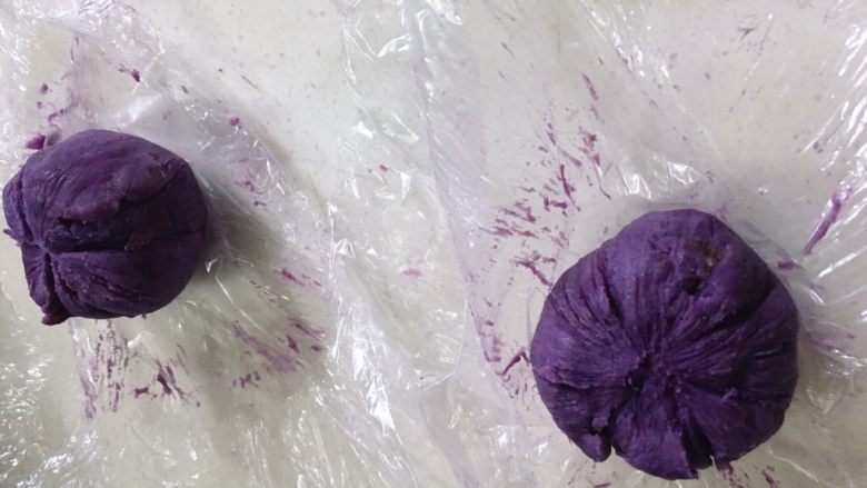 颜色艳丽的紫薯茶巾绞，给餐桌上加点不一样的色彩,打开保鲜膜，带有纹路的紫薯茶巾绞就完成了～