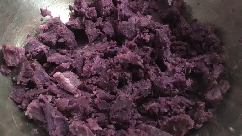 颜色艳丽的紫薯茶巾绞，给餐桌上加点不一样的色彩,用叉子压成泥