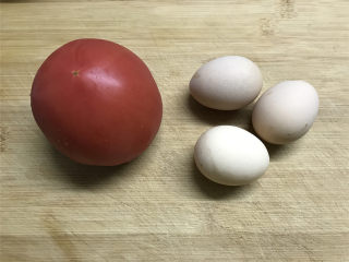西红柿炒鸡蛋,准备好材料。