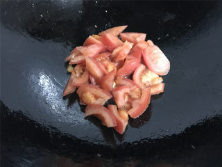 西红柿炒鸡蛋,另起油锅，把切块的西红柿放入锅中。