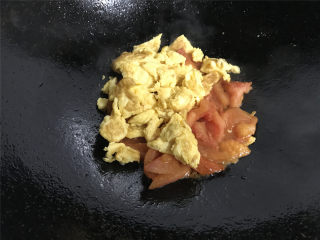 西红柿炒鸡蛋,然后把炒好的鸡蛋放入锅中和西红柿一起炒匀。