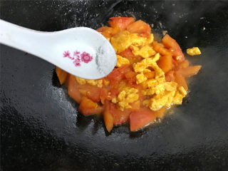 西红柿炒鸡蛋,炒匀后加少许盐调下味。