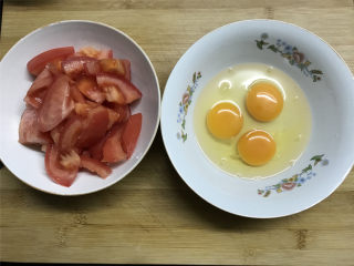 西红柿炒鸡蛋,西红柿洗净切小块，鸡蛋打入碗中。