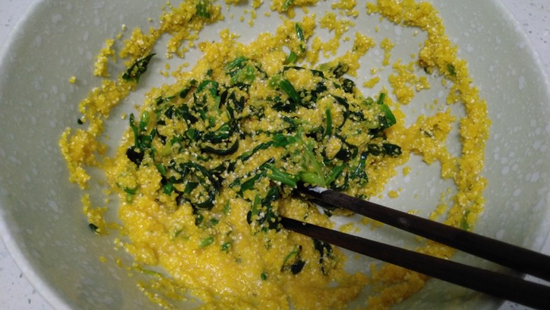 玉米面鸡蛋菠菜饼,搅拌均匀。
