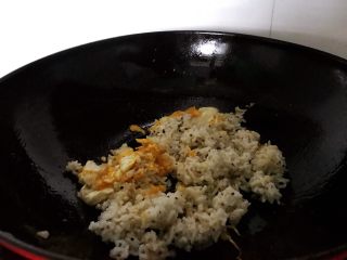 炒米饭的美味,米饭放入炒散。