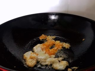 炒米饭的美味,鸡蛋打入炒熟。