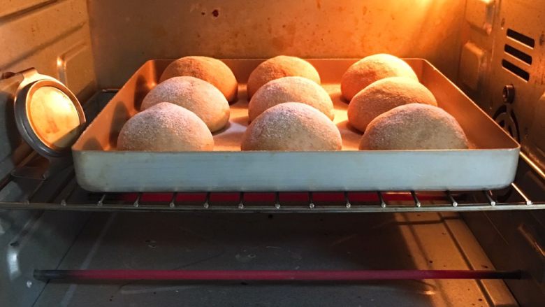 咖啡全麦面包,烤箱预热至180度，金盘送入烤箱中层，烤制时间20分钟。