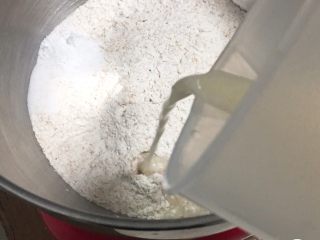 咖啡全麦面包,清水加温至37度，发酵粉放入温水中孵化，再倒入厨师机。