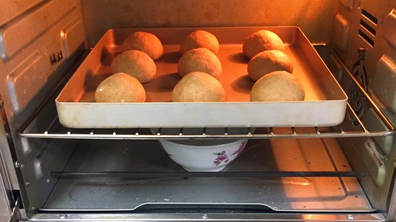 咖啡全麦面包,送入烤箱两次发酵，方法同上也是60分钟。