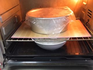 咖啡全麦面包,烤箱发酵档，底部放一碗热水，发酵60分钟，中间更换一次热水。