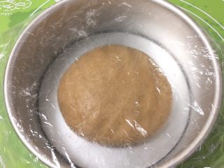 咖啡全麦面包,整理一下，滚圆放入模具，盖上保鲜膜。