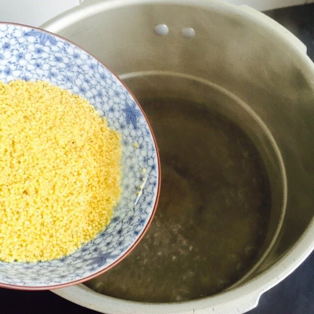 暖胃滋补养生粥+海参小米粥,取一高压锅加入足够的水烧开倒入小米