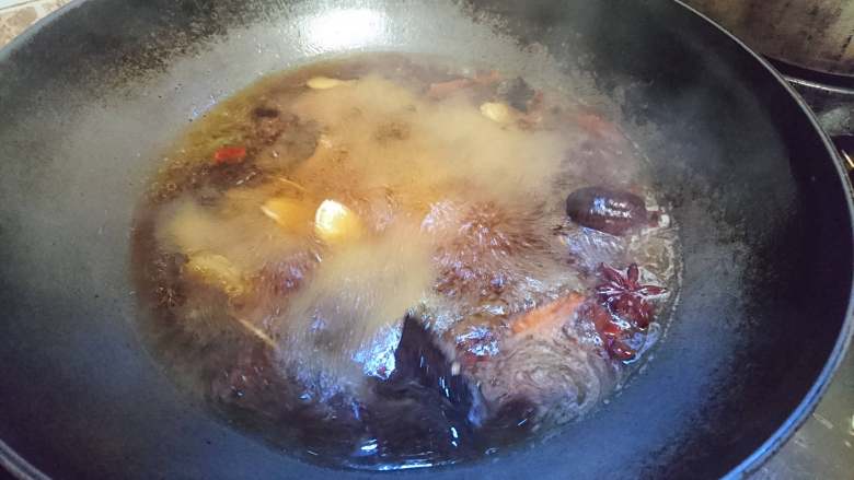 香辣水煮肉片,大火煮沸并调味
