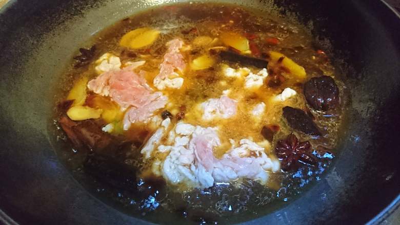 香辣水煮肉片,加入腌制好的肉片煮熟