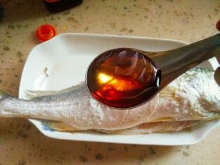 清蒸黄花鱼,一勺料酒，鱼两面都要涂膜均匀，放一旁腌制30分钟