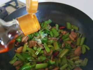 新文美食  麻辣椒香爆炒西芹,最后加入鸡精，倒入香油即可出锅。