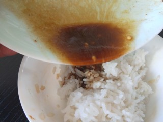 新文美食  麻辣椒香爆炒西芹,有人连菜汤都倒入米饭吃了。