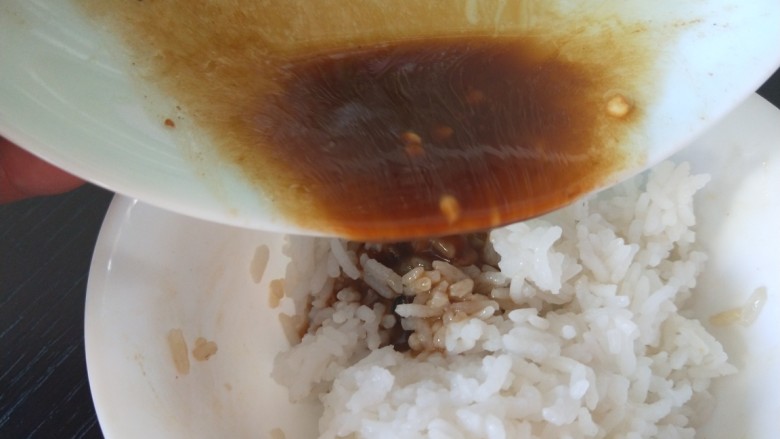 新文美食  麻辣椒香爆炒西芹,有人连菜汤都倒入米饭吃了。