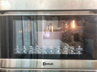  美容养颜、营养健康的南瓜戚风蛋糕,14、烤箱预热至140度上下火，放入模具烘烤45分钟后立即取出倒扣，待彻底凉透后脱模。