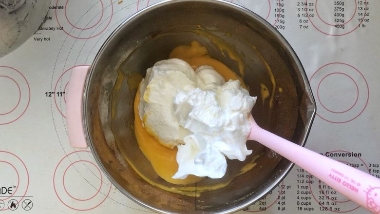  美容养颜、营养健康的南瓜戚风蛋糕,9、取一半的蛋白霜加入蛋黄糊中。