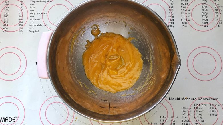  美容养颜、营养健康的南瓜戚风蛋糕,2、玉米油和南瓜泥倒入盆中搅拌至乳化状态。