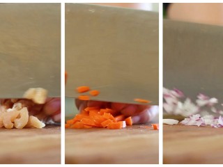 秋葵鸡肉卷12m+,首先，鸡胸肉、胡萝卜和洋葱切成末
